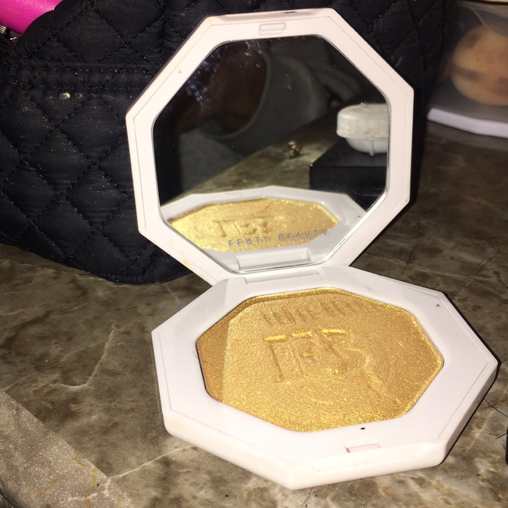 Fenty Beauty “Trophy wife” Highlighter and brush